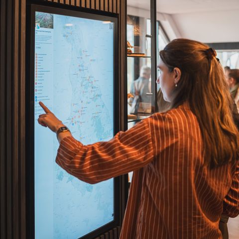Interactieve kaart op een touchzuil met Wolf Maps Kiosk