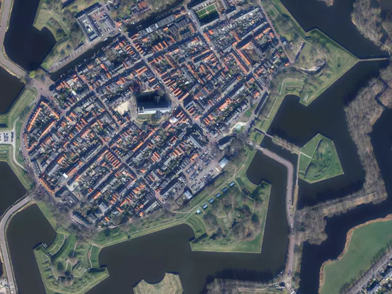 Satellietbeelden en luchtfoto's op de digitale kaart